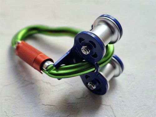  Ролик Treck V2 на карабине GURU Grass Twist Lock в Ростове-на-Дону  